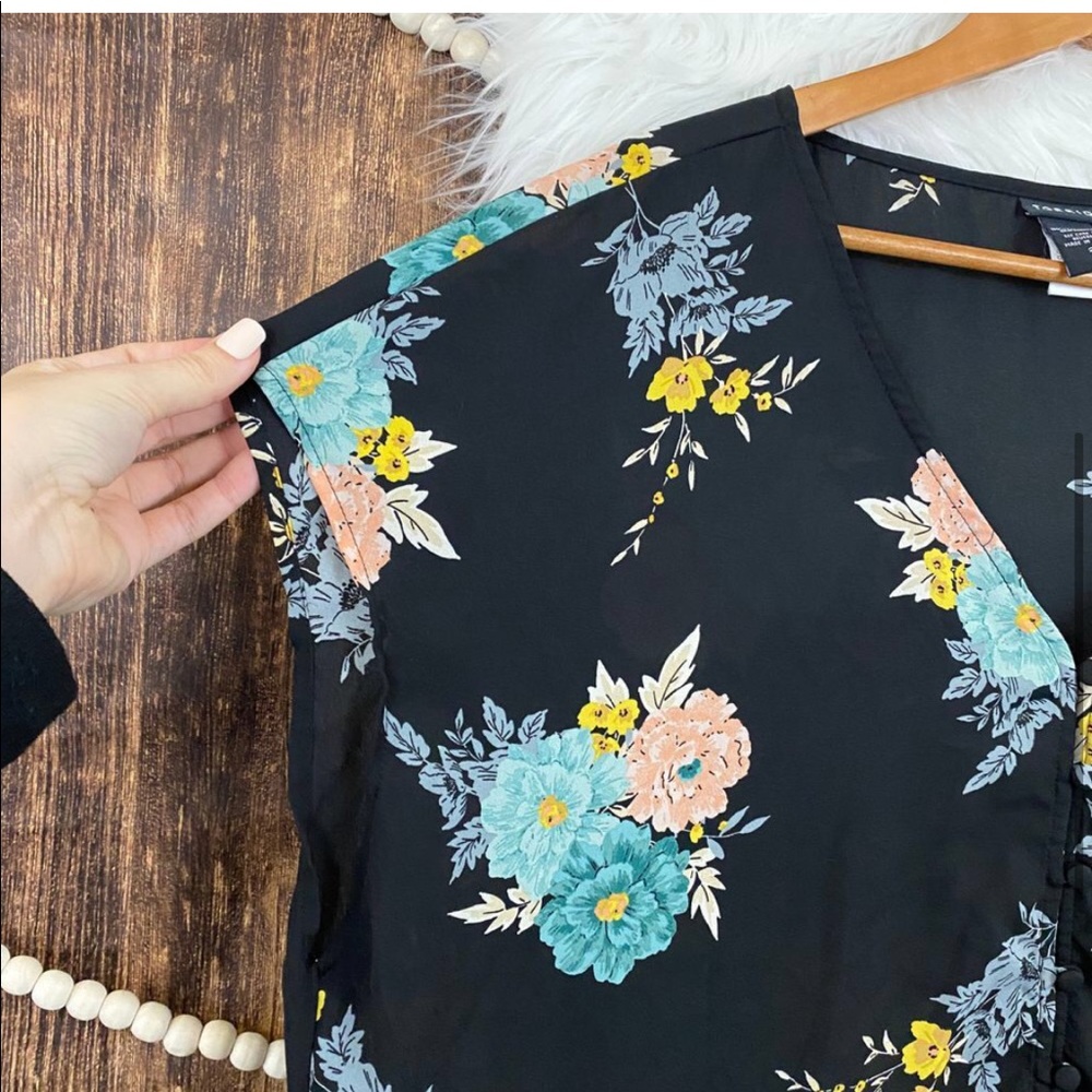 torrid | Black Floral Short Sleeve Button Top 2X - Picture 4 of 6